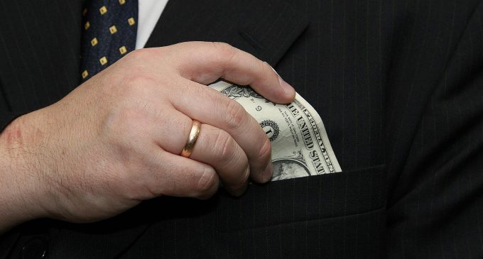Група осіб заволоділа 4,6 млн грн на відновленні зруйнованої інфраструктури на Київщині