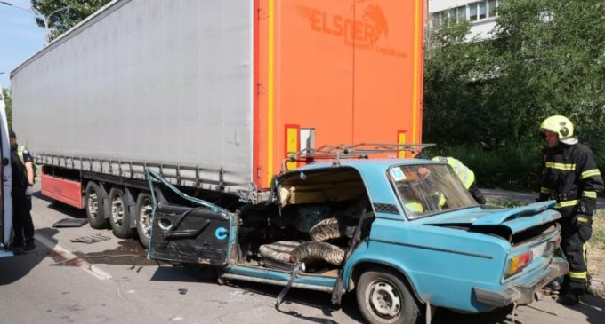 Влетів під фуру: У Запоріжжі внаслідок ДТП загинув чоловік
